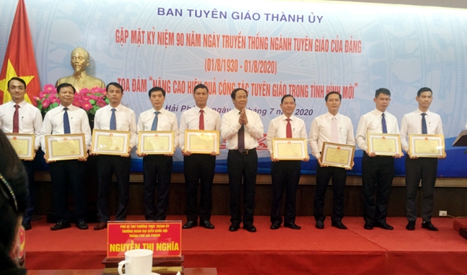 Đồng chí Lê Văn Thành, Ủy viên Trung ương Đảng, Bí thư Thành ủy Hải Phòng trao tặng Giấy khen cho các cá nhân có thành tích xuất sắc trong công tác Tuyên giáo