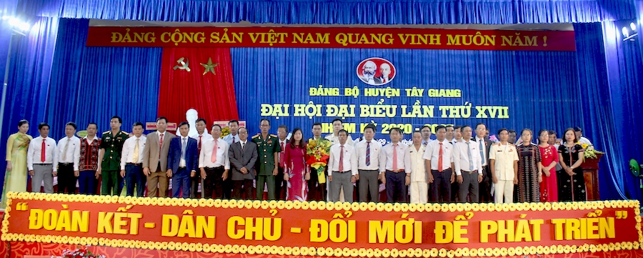 Ban Chấp hành Đảng bộ huyện Tây Giang khoá XVII, nhiệm kỳ 2020-2025 ra mắt Đại hội. (Ảnh: Đình Tăng)