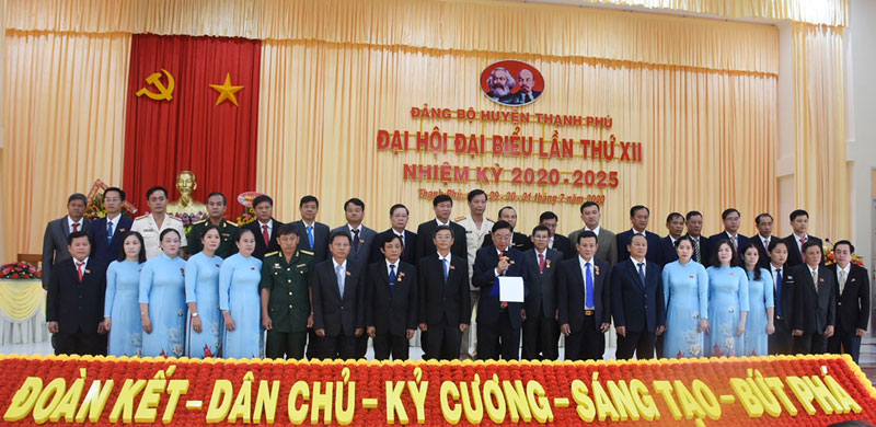 Ban Chấp hành Đảng bộ huyện Thạnh Phú, nhiệm kỳ 2020- 2025 ra mắt tại Đại hội