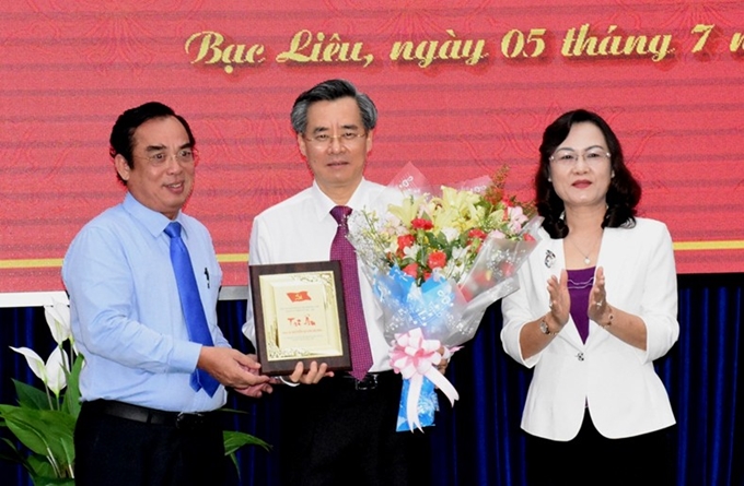 Thường trực tỉnh ủy  Bạc Liêu tặng hoa chúc mừng đồng chí Nguyễn Quang Dương được Bộ chính trị điều động làm Phó trưởng Ban Tổ chức Trung ương.