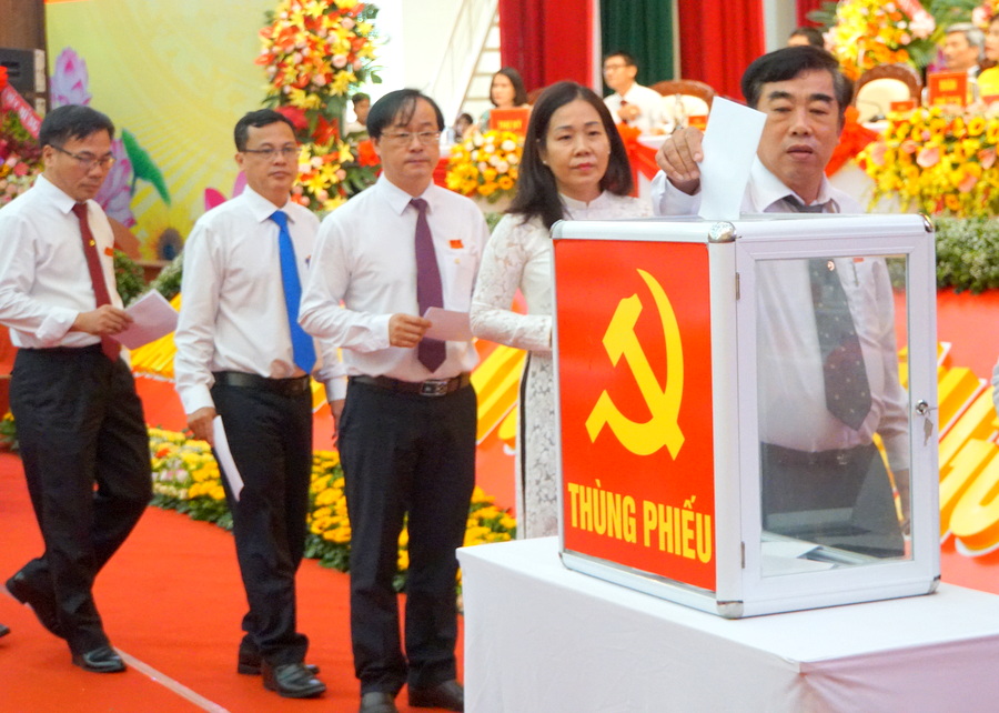 Đại biểu dự Đại hội tại Đảng bộ Khối các Cơ quan TP Đà Nẵng lần thứ IX (nhiệm kỳ 2002-2025) bỏ phiếu bầu Ban Chấp hành nhiệm kỳ mới.