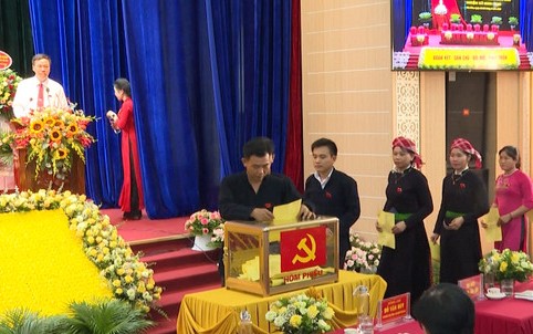Đại biểu bầu trực tiếp Bí thư tại Đại hội Đảng bộ huyện Văn Bàn nhiệm kỳ 2020 – 2025