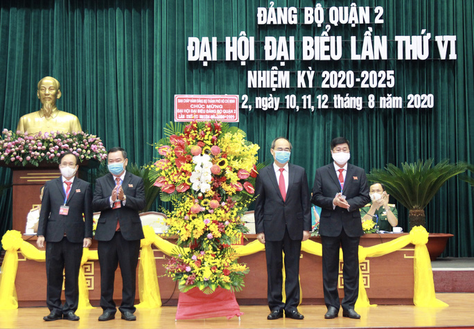 Đồng chí Nguyễn Thiện Nhân tặng hoa chúc mừng Đại hội.