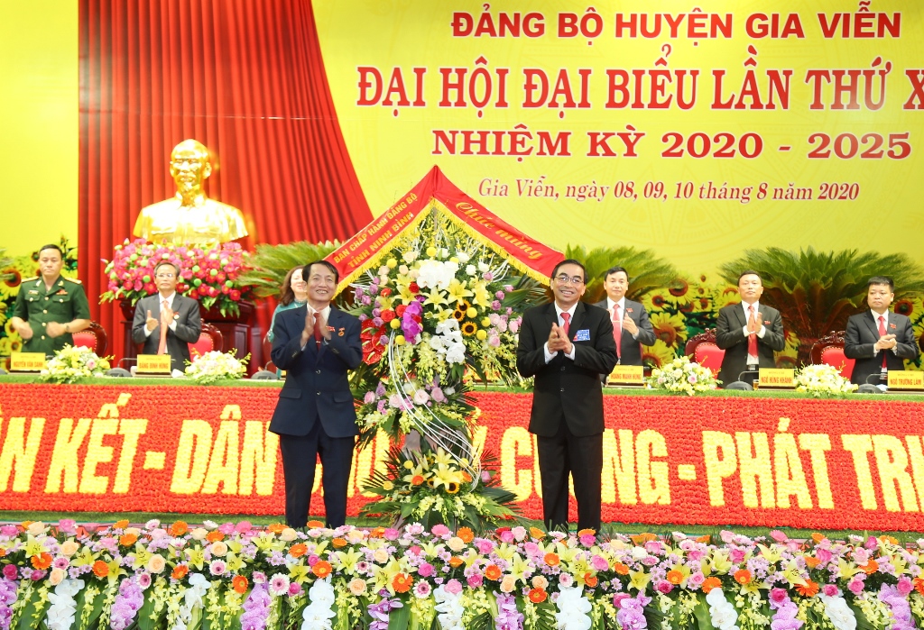 Đồng chí Đinh Văn Điến, Phó Bí thư Tỉnh ủy, Chủ tịch UBND tỉnh tặng hoa chúc mừng Đại hội.