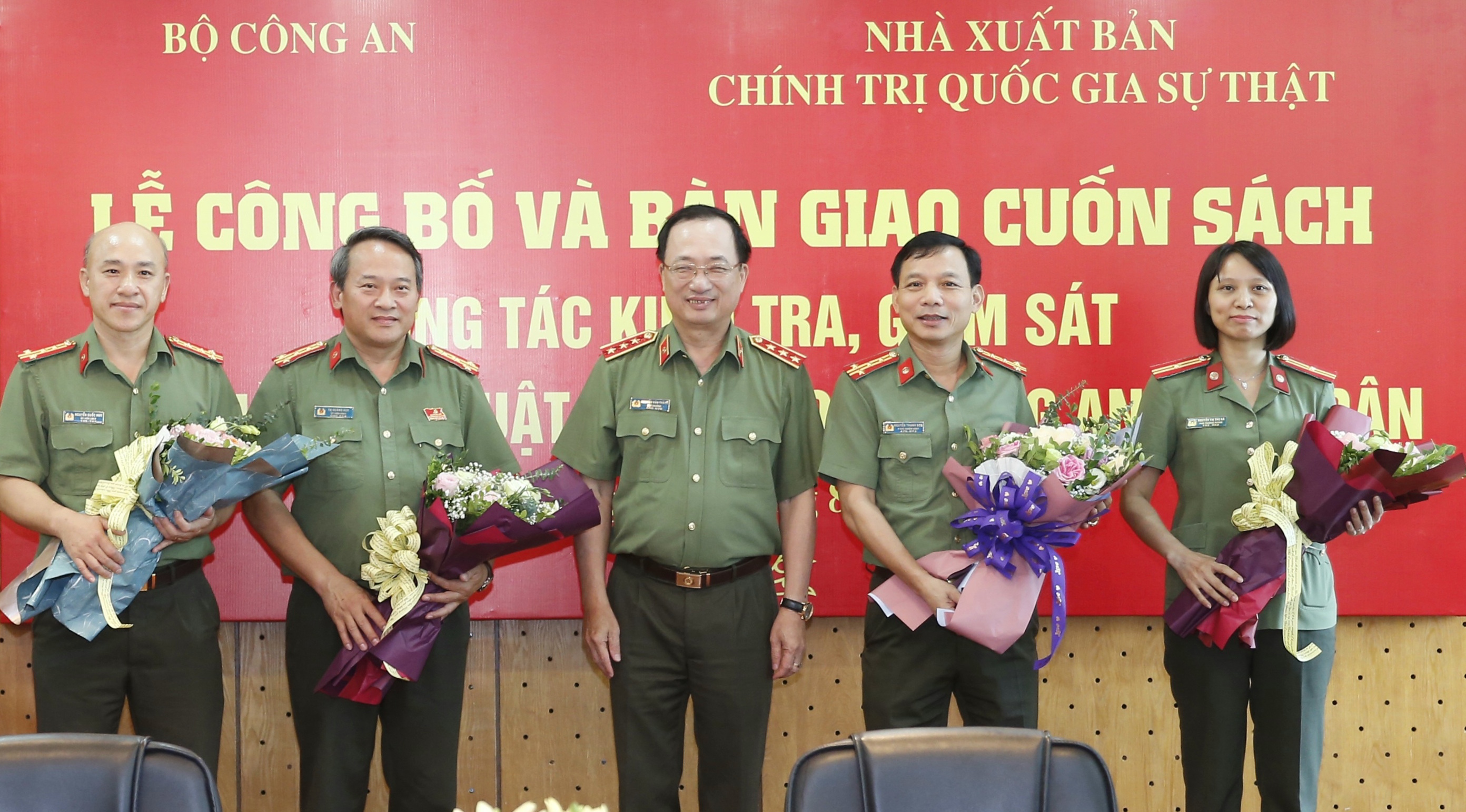 Thượng tướng Nguyễn Văn Thành, Thứ trưởng Bộ Công an trao sách cho các đồng chí đại diện Ủy ban Kiểm tra Đảng ủy Công an Trung ương
