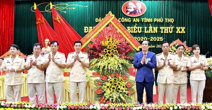 Bí thư Tỉnh ủy Phú Thọ Bùi Minh Châu tặng hoa chúc mừng Đại hội