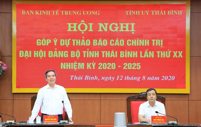 Đồng chí Nguyễn Văn Bình, Ủy viên Bộ Chính trị, Bí thư Trung ương Đảng, Trưởng Ban Kinh tế Trung ương phát biểu tại hội nghị.