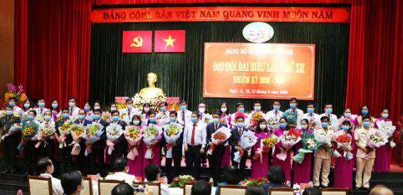 Ban Chấp hành Đảng bộ quận Bình Thạnh lần thứ XII, nhiệm kỳ 2020-2025 ra mắt Đại hội.