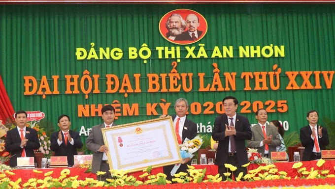 Tại Đại hội, thừa ủy quyền của Chủ tịch nước, đồng chí Nguyễn Thanh Tùng, Bí thư Tỉnh ủy Bình Định đã trao Huân chương Lao động hạng Nhất cho Đảng bộ thị xã An Nhơn.