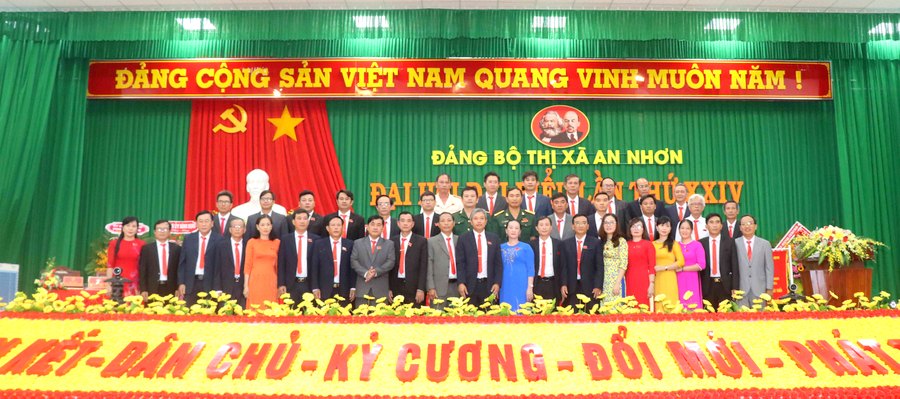 Ban Chấp hành Đảng bộ Thị xã An Nhơn ra mắt tại Đại hội.