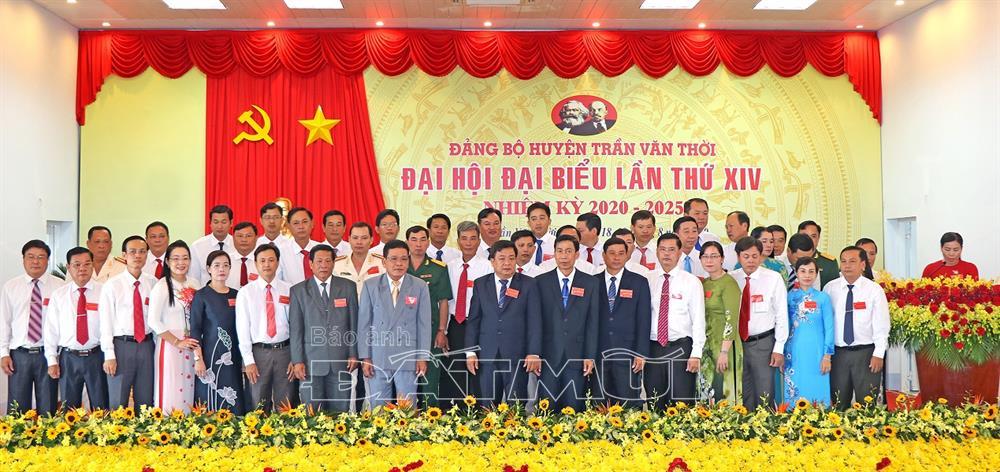Ban Chấp hành Đảng bộ huyện Trần Văn Thời nhiệm kỳ 2020- 2025 ra mắt Đại hội (Ảnh: Báo Đất Mũi)