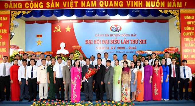 Đồng chí Lê Thị Ái Nam - Phó Bí thư Thường trực Tỉnh ủy, Chủ tịch HĐND tỉnh tặng hoa chúc mừng BCH Đảng bộ huyện nhiệm kỳ 2020 - 2025.