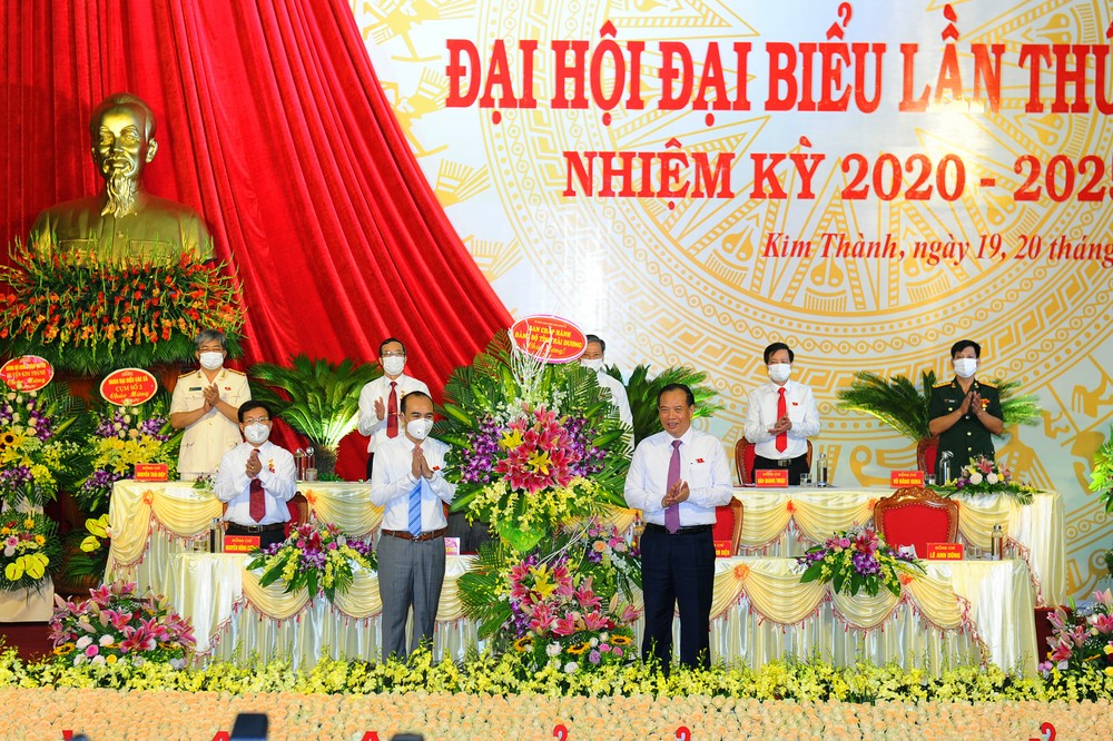 Thay mặt Ban Thường vụ Tỉnh ủy, đồng chí Nguyễn Mạnh Hiển chúc mừng Đại hội.