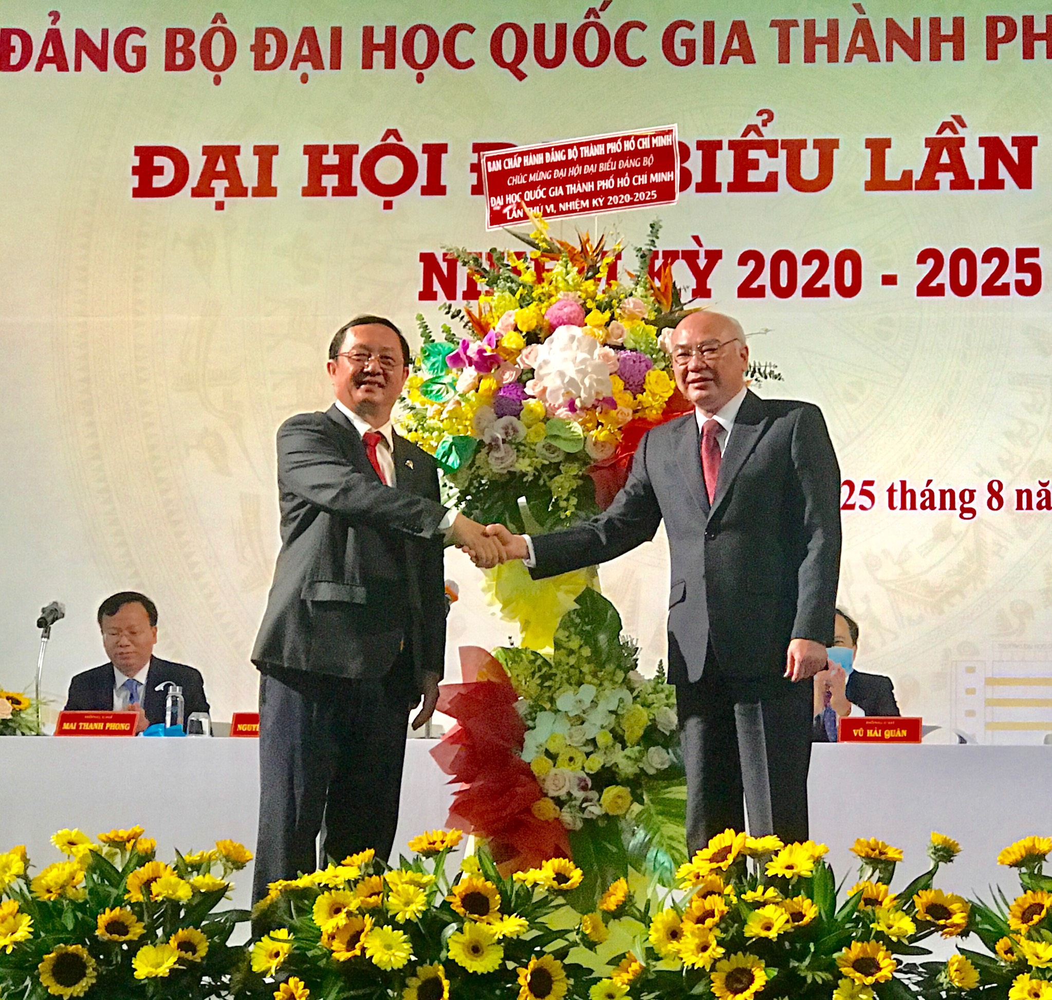 Trưởng Ban Tuyên giáo Thành ủy TP Phan Nguyễn Như Khuê tặng hoa chúc mừng Đại hội.