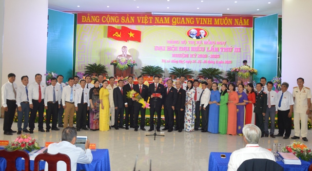 Ban Chấp hành Đảng bộ thị xã Hồng Ngự ra mắt Đại hội (Ảnh: Báo Đồng Tháp)
