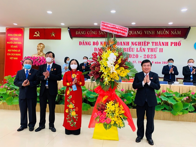 Chủ tịch UBND TP Nguyễn Thành Phong tặng hoa chúc mừng Đại hội.