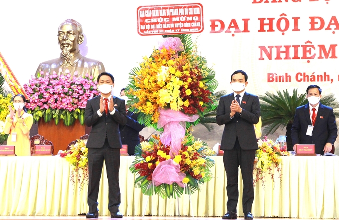 Phó Bí thư Thường trực Thành ủy TP. Hồ Chí Minh Trần Lưu Quang tặng hoa chúc mừng Đại hội.