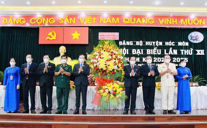 Phó Bí thư Thường trực Thành ủy TP Hồ Chí Minh Trần Lưu Quang tặng hoa chúc mừng Đại hội.