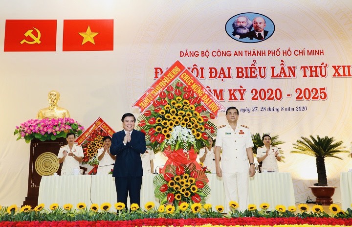 Chủ tịch UBND TP Nguyễn Thành Phong  tặng hoa chúc mừng Đại hội.