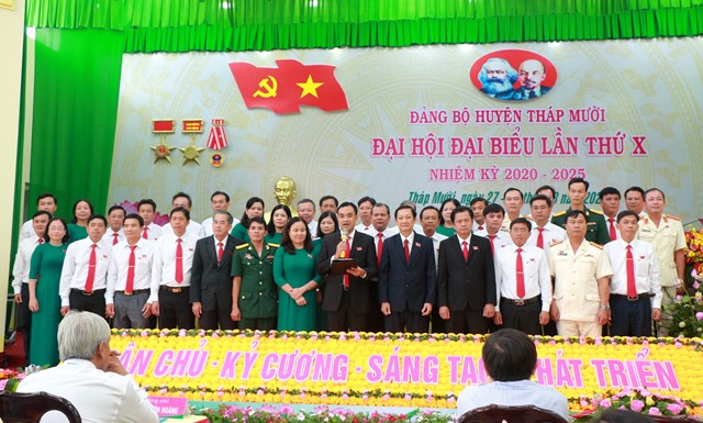 Ban Chấp hành Đảng bộ huyện Tháp Mười ra mắt Đại hội (Ảnh: Phước Lộc)