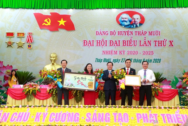 Đồng chí Lê Minh Hoan (thứ 3, từ phải sang) trao Quyết định công nhận huyện đạt chuẩn nông thôn mới năm 2019 cho Đảng bộ và Nhân dân huyện Tháp Mười (Ảnh: Phước Lộc)