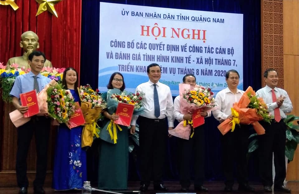 Đồng chí Phan Việt Cường- Ủy viên Trung ương Đảng, Bí thư Tỉnh ủy Quảng Nam trao quyết định điều động, bổ nhiệm các cán bộ .