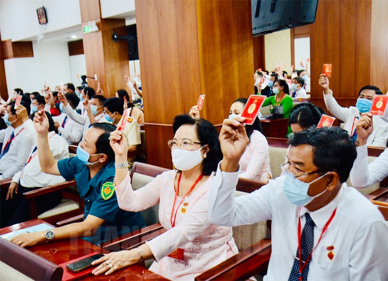 Các đại biểu biểu quyết thông qua Nghị quyết Đại hội Đại biểu Đảng bộ Quận 6 lần thứ XII, nhiệm kỳ 2020 – 2025. (Ảnh: Long Hồ)