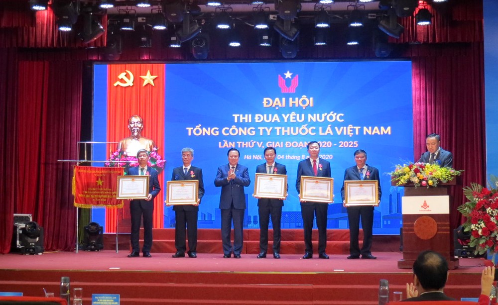 Thừa ủy quyền của Thủ tướng Chính phủ, đồng chí Nguyễn Hoàng Anh trao tặng Cờ thi đua của Chính phủ cho Tổng công ty Vinataba.