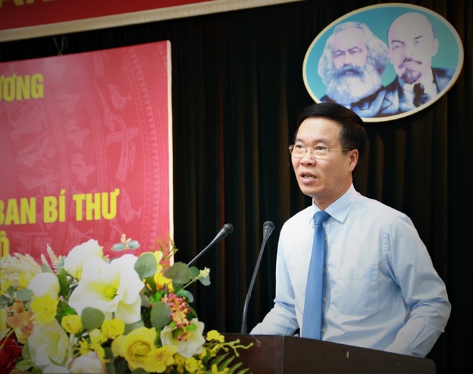 Đồng chí Võ Văn Thưởng phát biểu chúc mừng đồng chí Phan Xuân Thủy.