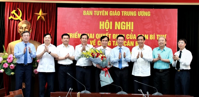 Các đồng chí lãnh đạo chúc mừng đồng chí Phan Xuân Thủy.