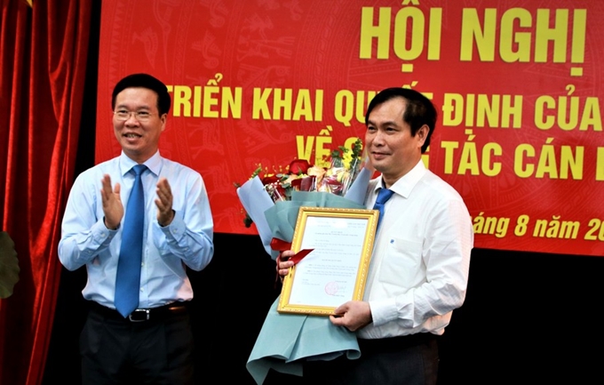 Đồng chí Võ Văn Thưởng trao quyết định của Ban Bí thư Trung ương Đảng cho đồng chí Phan Xuân Thủy.