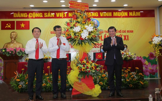 Đồng chí Nguyễn Thành Phong tặng hoa chúc mừng Đại hội