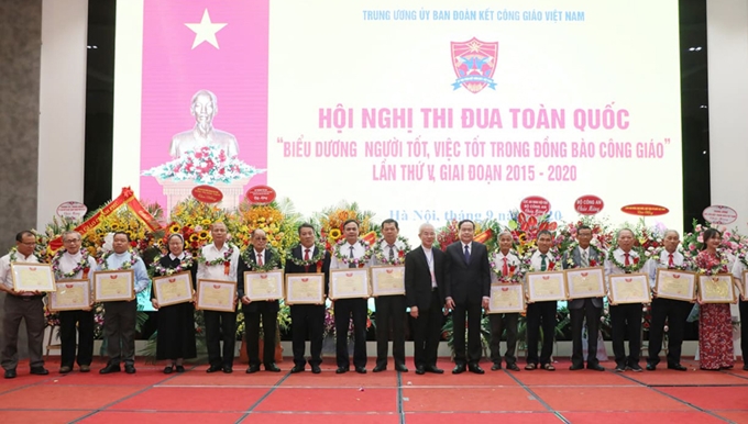 Chủ tịch Uỷ ban Trung ương MTTQ Việt Nam Trần Thanh Mẫn và Linh mục Trần Xuân Mạnh, Chủ tịch Ủy ban Đoàn kết Công giáo Việt Nam trao bằng khen cho các cá nhân có thành tích tiêu biểu.