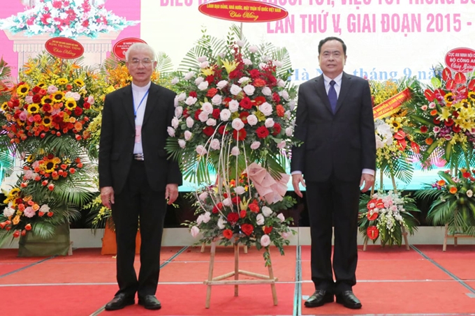 Chủ tịch Uỷ ban Trung ương MTTQ Việt Nam Trần Thanh Mẫn tặng hoa chúc mừng Hội nghị.