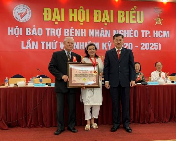Trao bằng xác lập Kỷ lục Việt Nam cho Hội Bảo trợ Bệnh nhân nghèo TP Hồ Chí Minh.
            (Ảnh: Thái Phương)
            (Ảnh: Thái Phương)