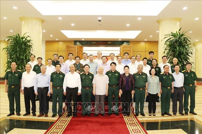 Tổng Bí thư, Chủ tịch nước Nguyễn Phú Trọng, Bí thư Quân ủy Trung ương cùng các đồng chí Ủy viên Bộ Chính trị và Ban Thường vụ Quân ủy Trung ương (Ảnh: TTXVN)
