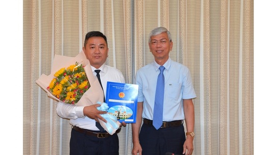 Phó Chủ tịch UBND TP Võ Văn Hoan trao quyết định cho đồng chí Đặng Phú Thành.
            (Ảnh: Việt Dũng)