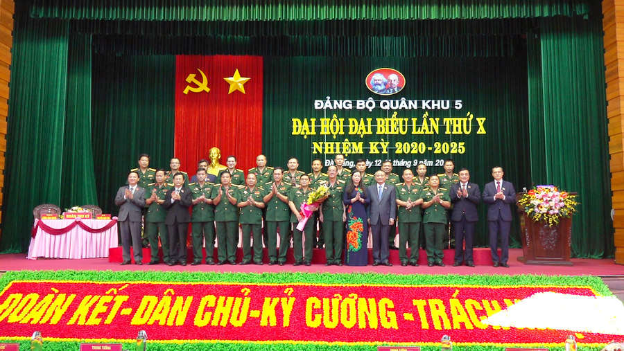Ban Chấp hành Đảng bộ Quân khu 5 nhiệm kỳ 2020 - 2025 ra mắt Đại hội. (Ảnh: Đình Tăng)