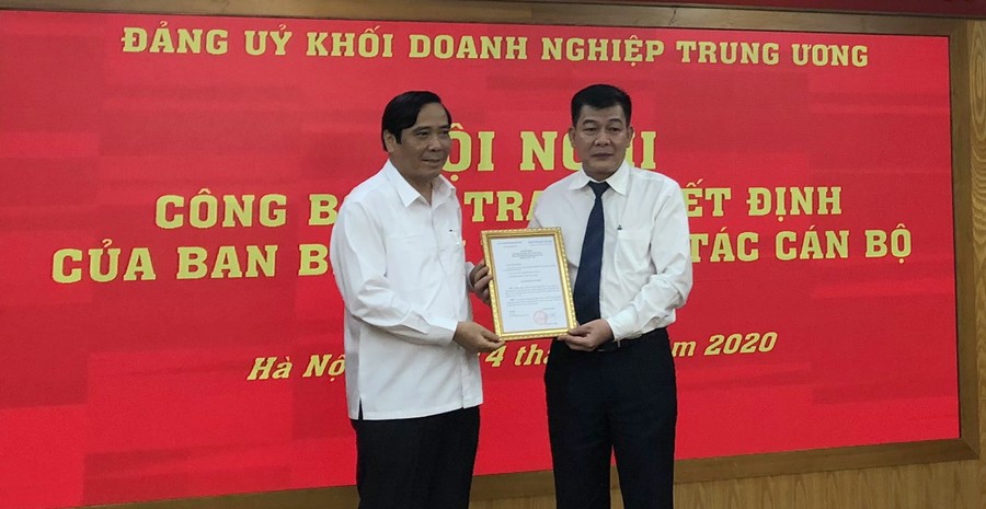 Trao quyết định của Ban Bí thư điều động, chỉ định đồng chí Nguyễn Đức Phong.