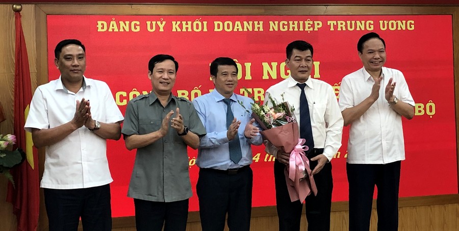 Trao quyết định của Ban Bí thư điều động, chỉ định đồng chí Nguyễn Đức Phong.