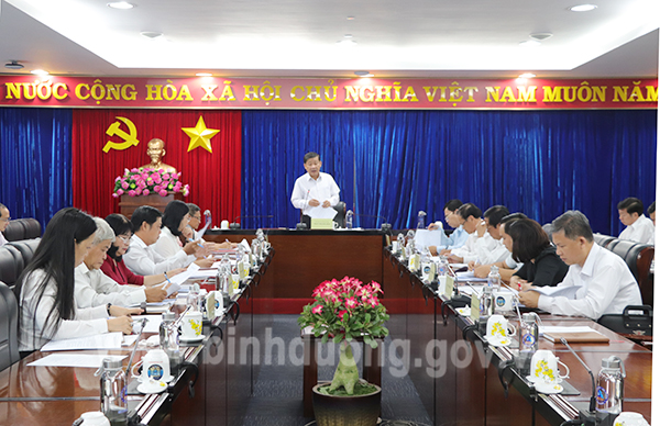 Ông Trần Thanh Liêm, Phó Bí thư Tỉnh ủy, Chủ tịch UBND tỉnh, phát biểu chỉ đạo tại cuộc họp.
            (Ảnh: Báo Bình Dương)
