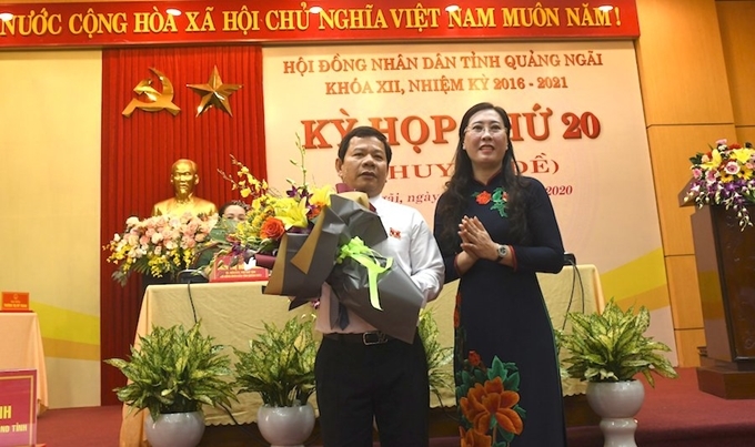 Đồng chí Bùi Thị Quỳnh Vân, Bí thư Tỉnh uỷ Quảng Ngãi tặng hoa chúc mừng đồng chí Đặng Văn Minh được bầu giữ chức Chủ tịch UBND tỉnh Quảng Ngãi.