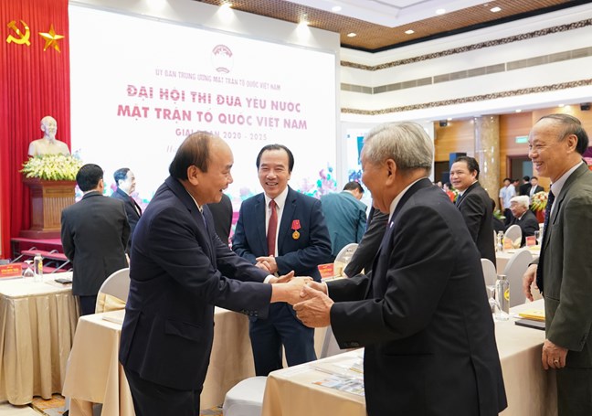 Thủ tướng Nguyễn Xuân Phúc trò chuyện với các đại biểu tham dự Đại hội.