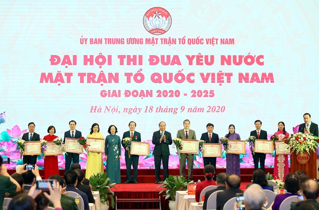 Thủ tướng Chính phủ Nguyễn Xuân Phúc và Trưởng Ban Dân vận Trung ương Trương Thị Mai trao Bằng khen của Thủ tướng Chính phủ cho các cá nhân tiêu biểu.