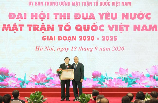 Thủ tướng Chính phủ Nguyễn Xuân Phúc trao Huân chương Lao động hạng Nhì cho Phó Chủ tịch Uỷ ban Trung ương MTTQ Việt Nam Nguyễn Hữu Dũng.
