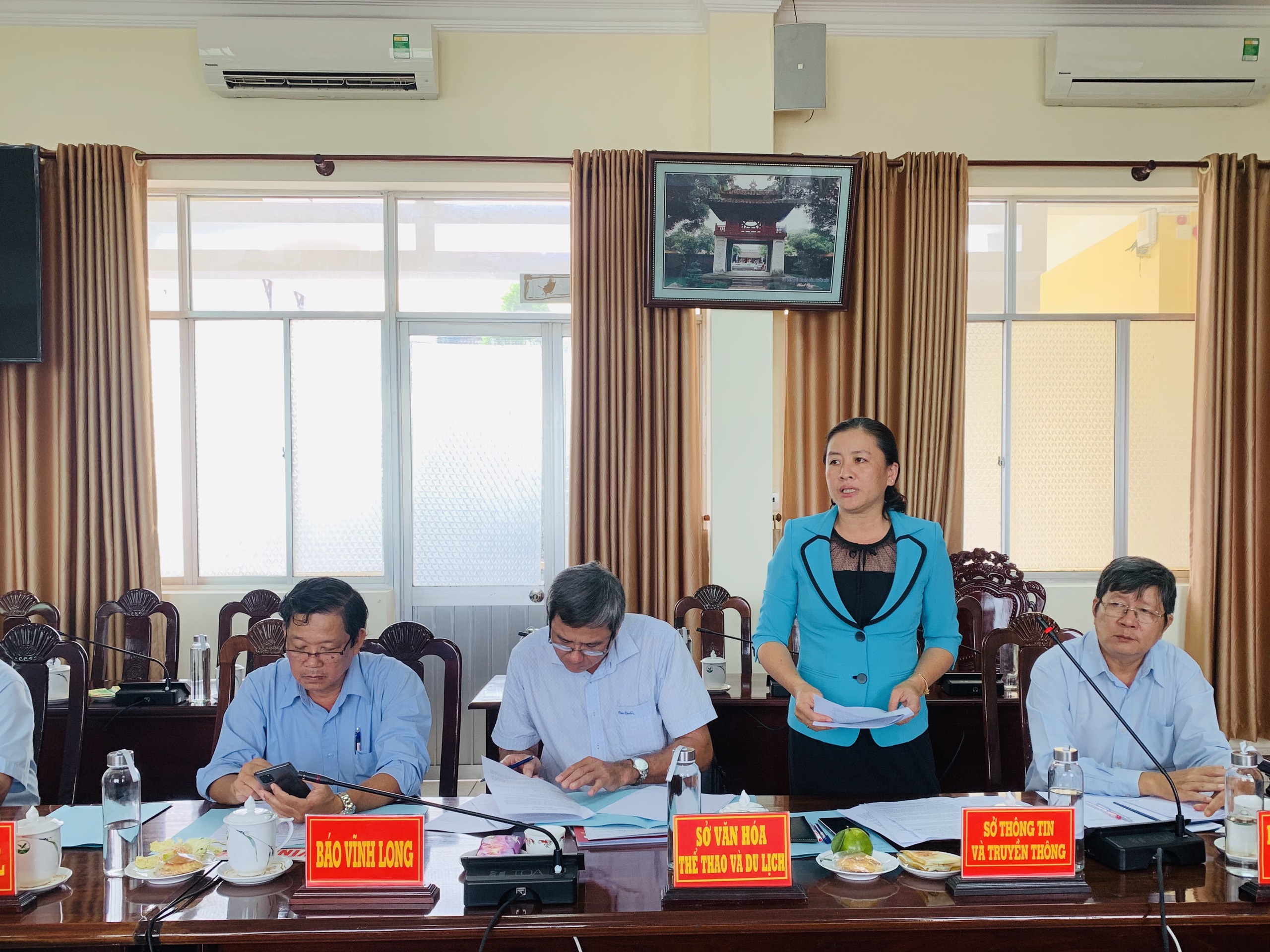 Đồng chí Đoàn Hồng Hạnh, Giám đốc Sở Thông tin và Truyền thông tỉnh Vĩnh Long báo cáo kết quả nhiệm kỳ 2020-2025.