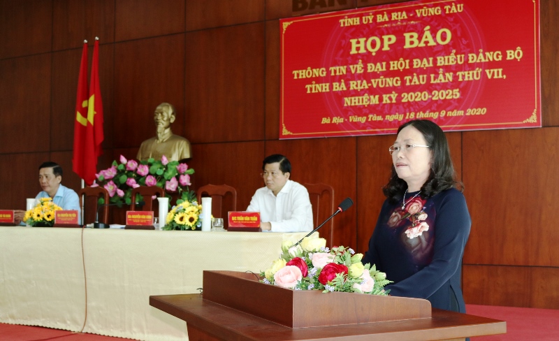 Phó Bí thư Thường trực Tỉnh Ủy Nguyễn Thị Yến phát biểu tại họp báo