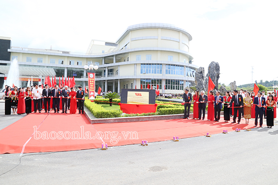 Các đại biểu gắn biển công trình Chào mừng Đại hội đại biểu Đảng bộ tỉnh Sơn La lần thứ XV