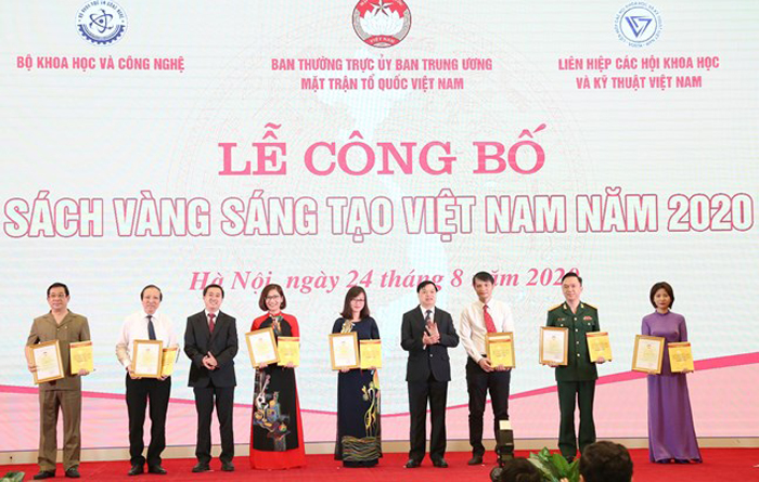 Thượng tá, PGS.TS Hồ Anh Sơn (thứ 2 từ phải sang) đón giấy chứng nhận tại Lễ Công bố Sách vàng sáng tạo Việt Nam năm 2020. (Ảnh:TH)