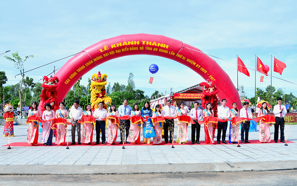 Lãnh đạo tỉnh An Giang cắt băng khánh thành các công trình chào mừng Đại hội đại biểu Đảng bộ tỉnh lần thứ XI tại Thoại Sơn